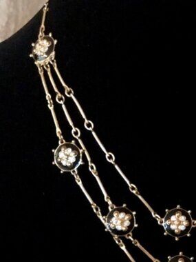 🌸Cute Black & Gold necklace from Saks🌺💕🌸